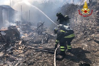 incendio a zafferia: fiamme all'isola ecologica di Pistunina