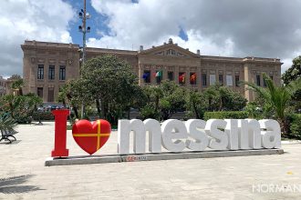 scritta messina turismo a piazza municipio