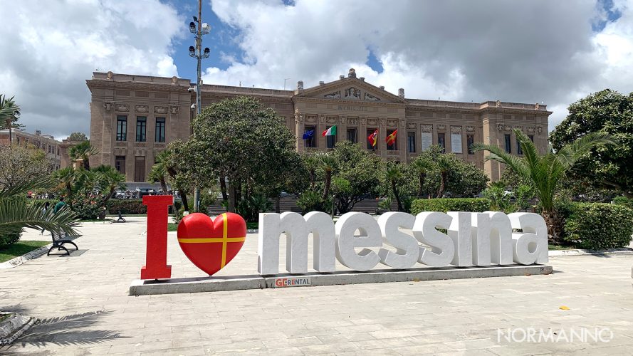 scritta messina turismo a piazza municipio