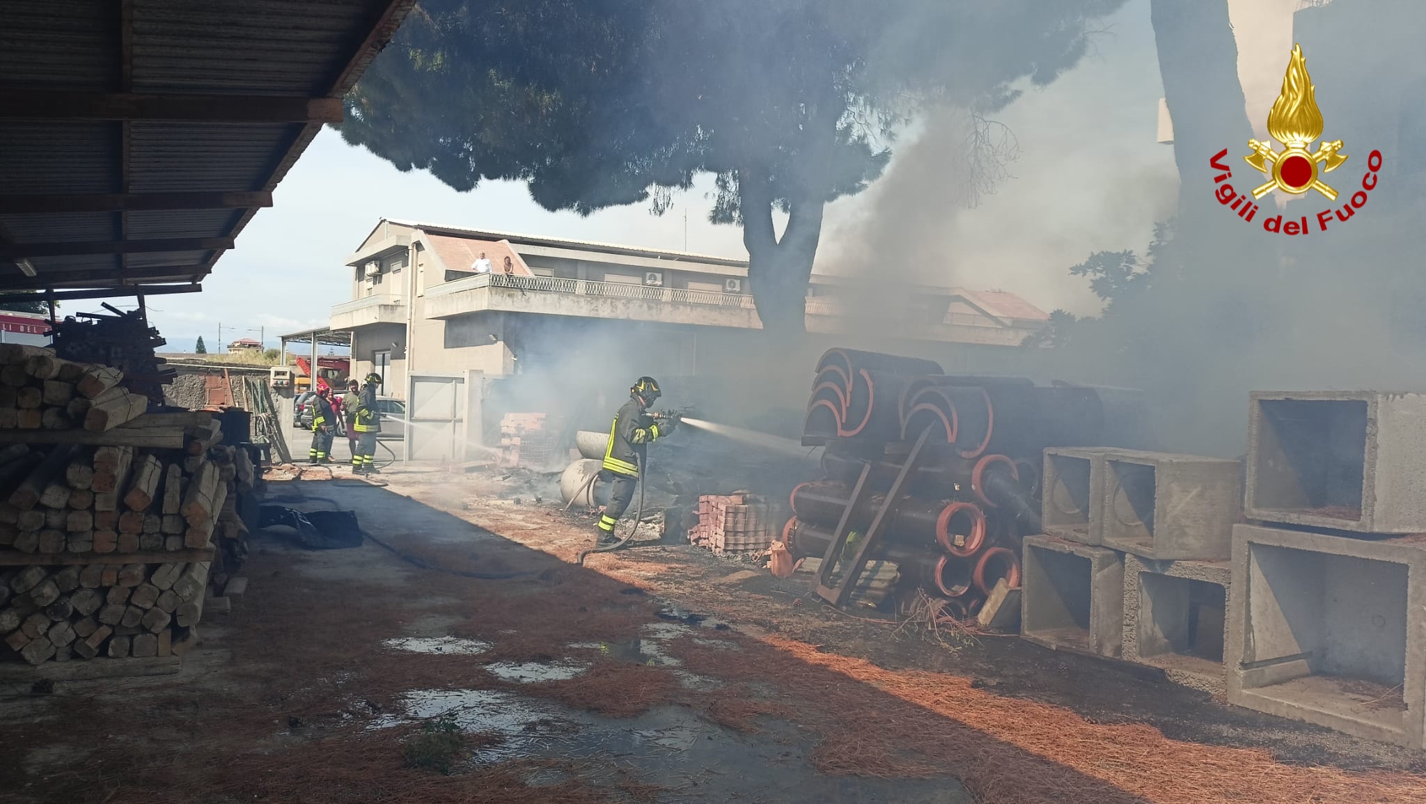 Incendio In Un Deposito Di Materiale Edile: L'intervento Dei Vigili Del ...