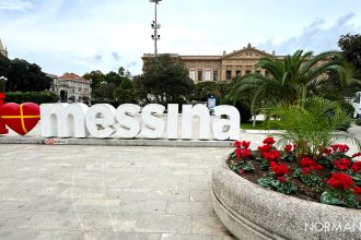 albero di natale 2023 piazza unione europea (Municipio) e scritta messina