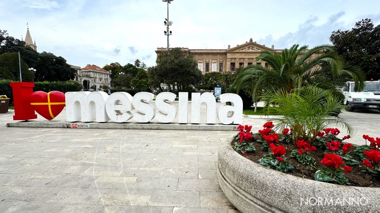 albero di natale 2023 piazza unione europea (Municipio) e scritta messina