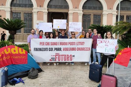 Studenti dell'Università di Messina (UniME) in protesta per i prezzi della residenza universitaria hotel liberty