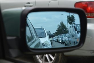 foto specchietto con traffico auto