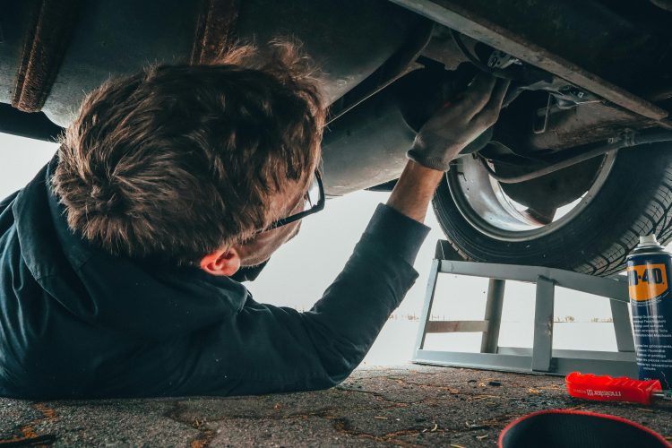 Foto meccanico impegnato nella manutenzione di un'auto - pexels-maltelu-2244746