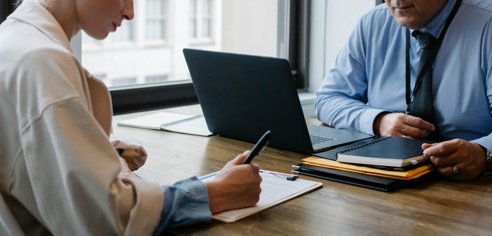 Foto di due persone intente a scrivere dei documenti - pexels-sora-shimazaki-5673489