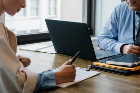 Foto di due persone intente a scrivere dei documenti - pexels-sora-shimazaki-5673489