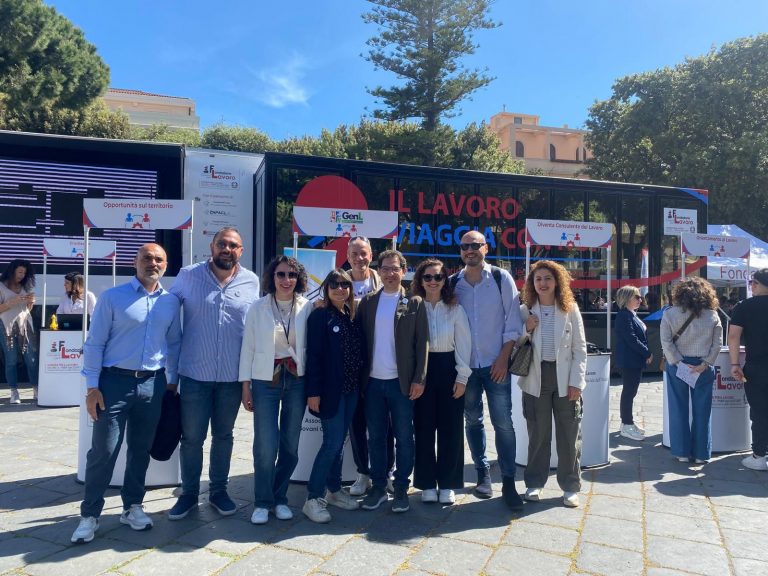 Foto dei membri dell'Associazione Giovani Consulenti del Lavoro presenti al Truck Tour in 2025 piazza Duomo a Messina